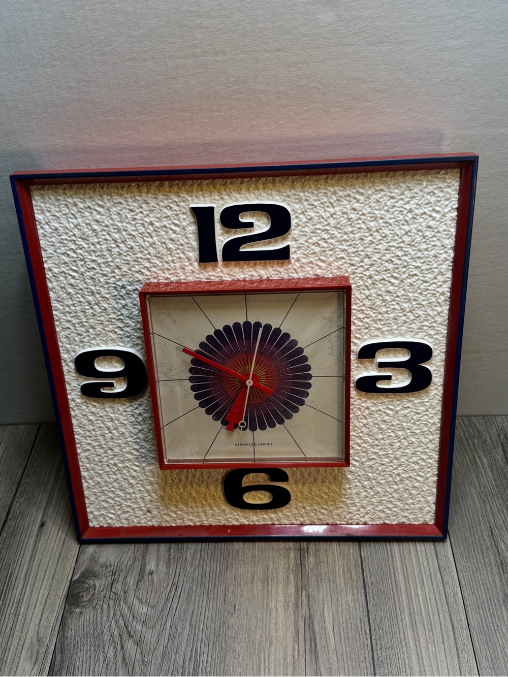Rare Vintage Mid Century Psychedelic General Electric Model 2548 Wall Clock
